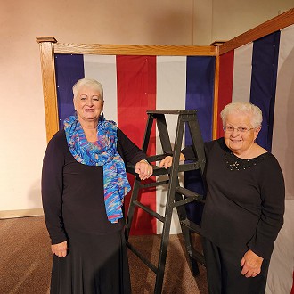 R: Performer Barb Zirwes-Nysse, L: Mary Fellenz, Piano Accompanist, Photo Courtesy of Rachel Stoyke